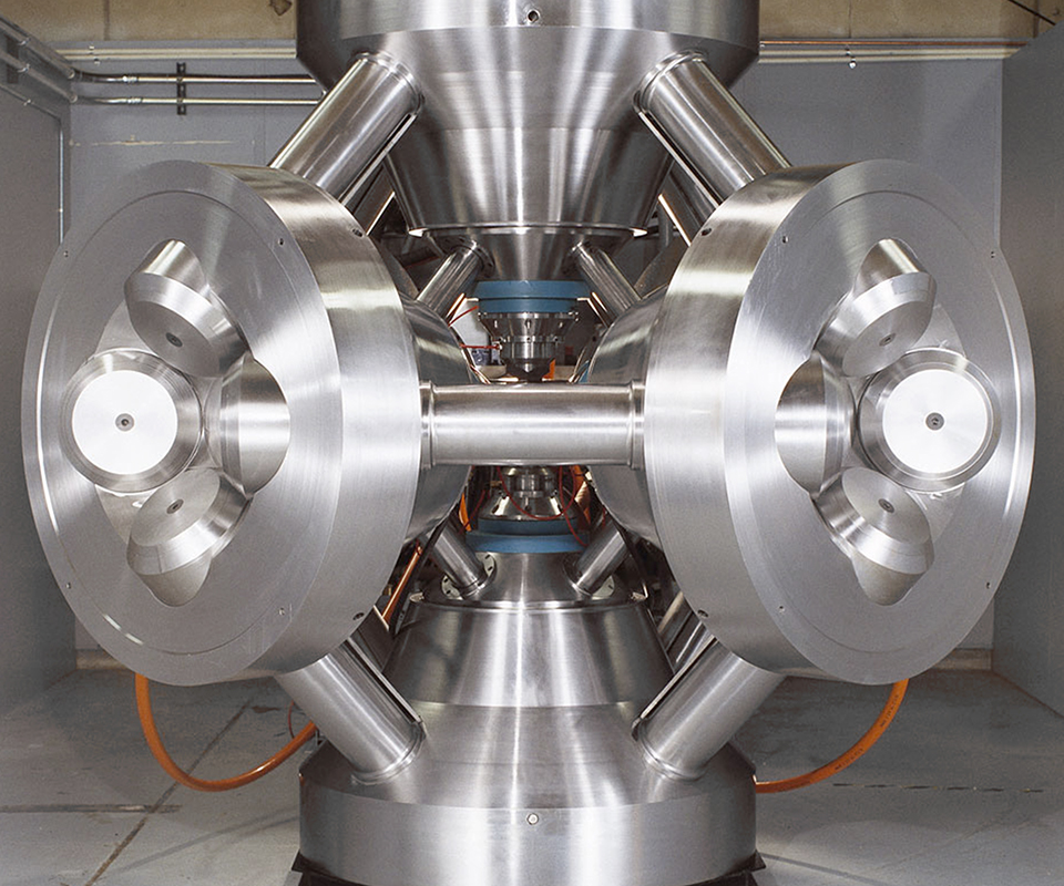 How Is Moissanite Made With High-Pressure High-Temperature (HPHT) and Flux Growth Methods